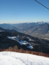 Widok z wyciągu na miasto w dolinie