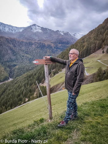 Jesienny autor w jesiennych górach myśli o zimie Jesienny autor w jesiennych górach myśli o zimie