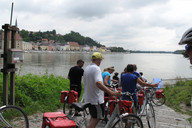 Trasa rowerowa nad Dunajem- kolejka do kolejnej przeprawy