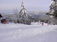 WIDOK NA TRASĘ NIEBIESKĄ . W ODDALI OŚLA ŁĄCZKA Z WYCIĄGIEM TALERZYKOWYM 1