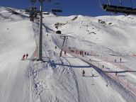 Narciarze wjeżdżają wyciągiem do góry