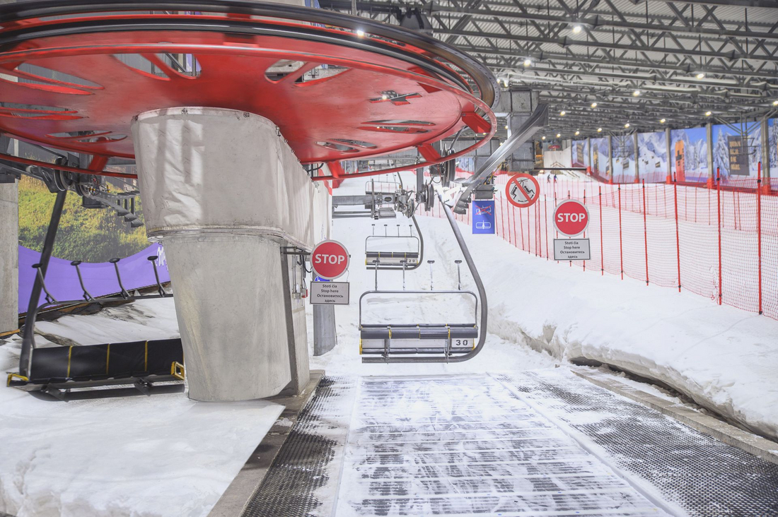 Całoroczny Wyciąg Krzesełkowy – Infrastruktura krytego stoku Snow Arena Druskienniki Stacja początkowa czteroosobowej kolei krzesełkowej na krytym stoku narciarskim