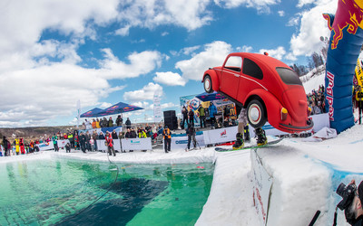 zawodnik przebrany za garbusa na chwile  przed skokiem do wody, fot. Dmitriy Tibekin 