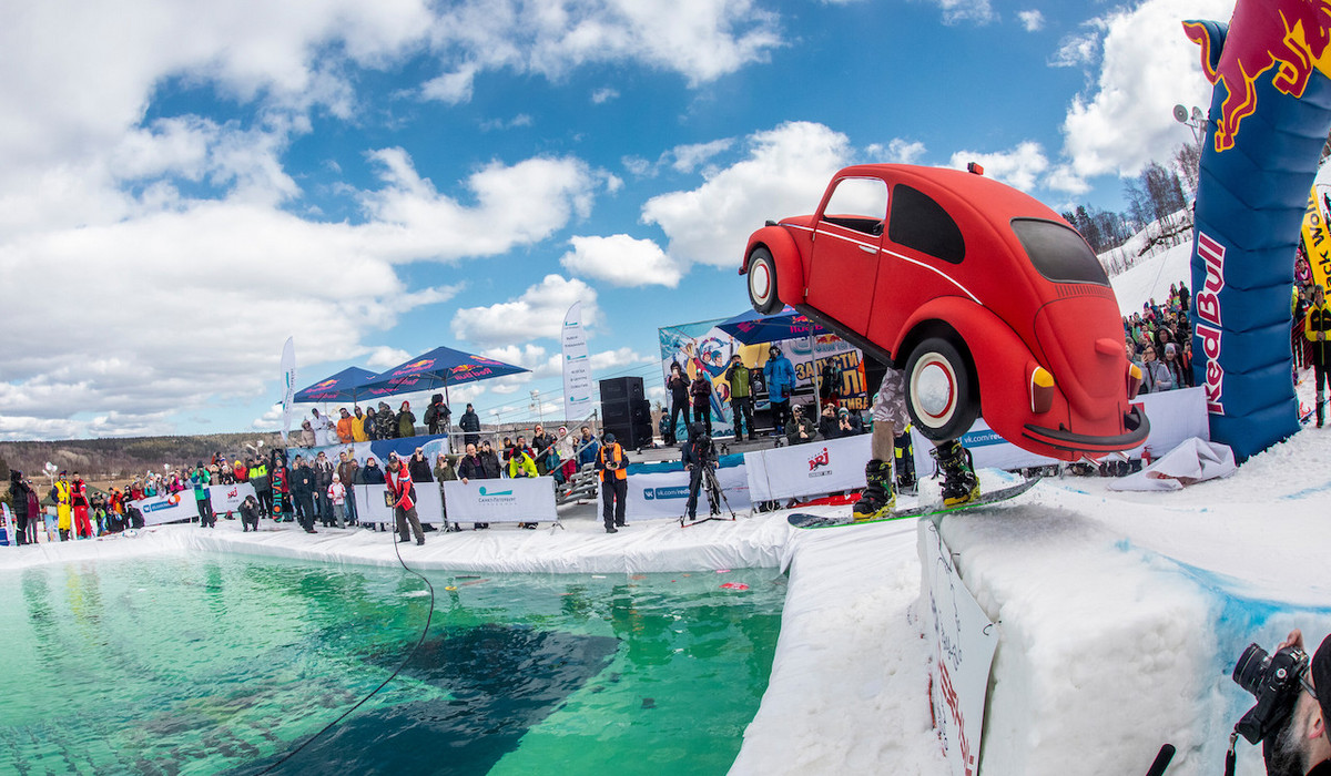 zawodnik przebrany za garbusa na chwile  przed skokiem do wody, fot. Dmitriy Tibekin 