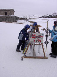 Stojak na narty z warsztatemprzydatnym do regulacji nart.