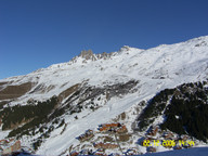 Miasteczko na tle gór