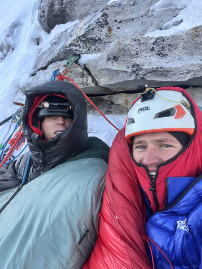 Wadim Jabłoński i Maciej Kimel na Chobutse – po nieprzespanej nocy na pierwszym, siedzącym biwaku (fot. arch. zespołu) Wadim Jabłoński i Maciej Kimel na Chobutse – po nieprzespanej nocy na pierwszym, siedzącym biwaku (fot. arch. zespołu)