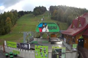 Kamera: Kasina ski Dolna stacja kolejki krzesełkowej Kasina Wielka Kasina ski Dolna stacja kolejki krzesełkowej