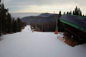 Kamera: Czarny Groń Widok z dolnej stacji Rzyki Czarny Groń Widok z dolnej stacji