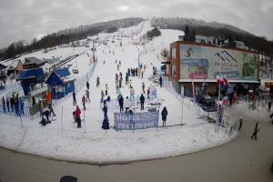 Wańkowa BIESZCZAD.ski Widok na stok i kolej linową