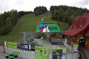 Kamera: Kasina ski Dolna stacja kolejki krzesełkowej Kasina Wielka Kasina ski Dolna stacja kolejki krzesełkowej