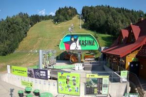Kamera: Kasina ski Dolna stacja kolejki krzesełkowej Kasina Wielka Kasina ski Dolna stacja kolejki krzesełkowej