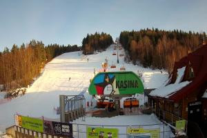 Kamera: Kasina ski Dolna stacja kolejki krzesełkowej Kasina Wielka Kasina ski Dolna stacja kolejki krzesełkowej