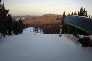 Kamera: Czarny Groń Widok z dolnej stacji Rzyki Czarny Groń Widok z dolnej stacji