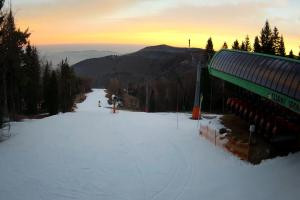 Kamera: Czarny Groń Widok z dolnej stacji Rzyki Czarny Groń Widok z dolnej stacji