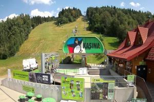 Kamera: Kasina ski Dolna stacja kolejki krzesełkowej Kasina Wielka Kasina ski Dolna stacja kolejki krzesełkowej