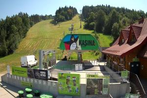 Kamera: Kasina ski Dolna stacja kolejki krzesełkowej Kasina Wielka Kasina ski Dolna stacja kolejki krzesełkowej