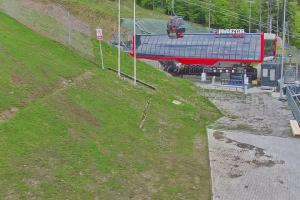 Kamera: Jaworzyna Krynicka Widok ze stacji dolnej kolei gondolowej (648 m n.p.m.) Krynica Jaworzyna Krynicka Widok ze stacji dolnej kolei gondolowej (648 m n.p.m.)
