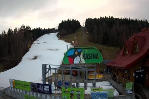 Kamera: Kasina ski Dolna stacja kolejki krzesełkowej Kasina Wielka Kasina ski Dolna stacja kolejki krzesełkowej