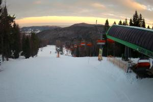 Kamera: Czarny Groń Widok z dolnej stacji Rzyki Czarny Groń Widok z dolnej stacji